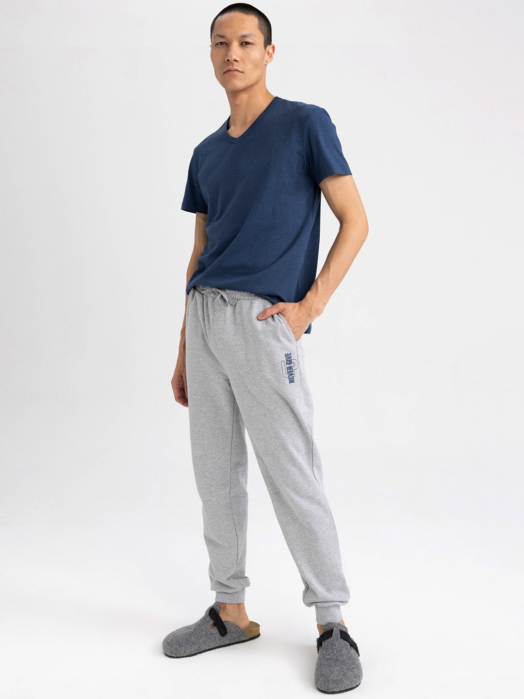 

DeFacto Men Mid-Rise Regular Joggers, Grey