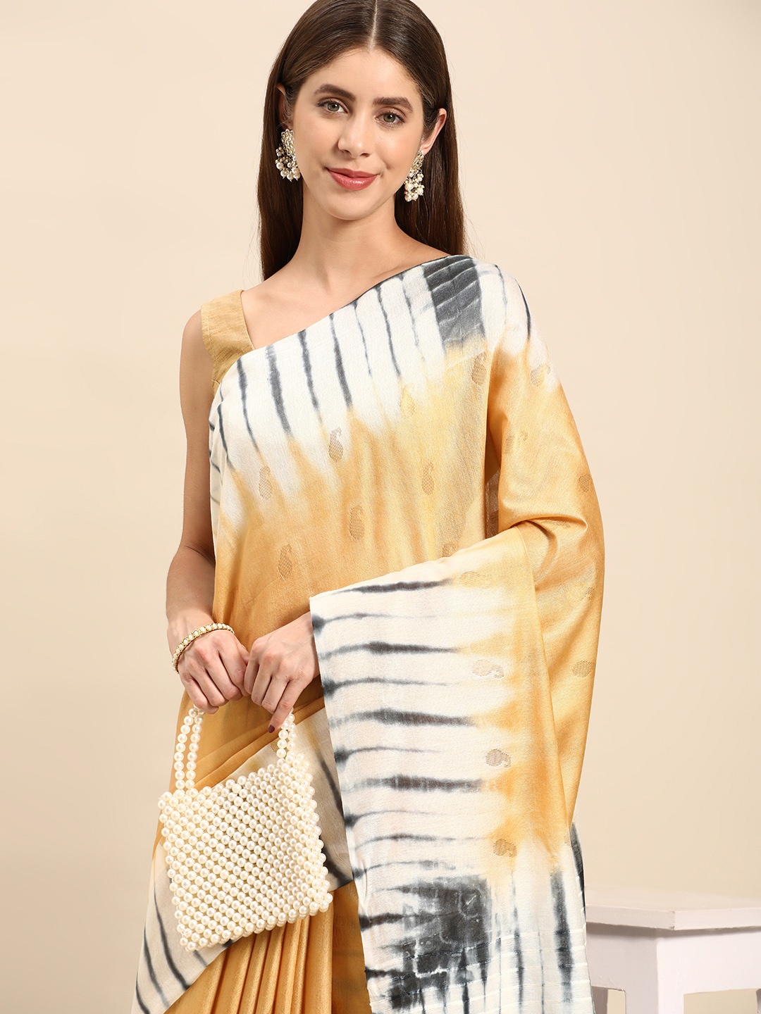 

swatika Paisley Silk Blend Bhagalpuri Saree, Yellow