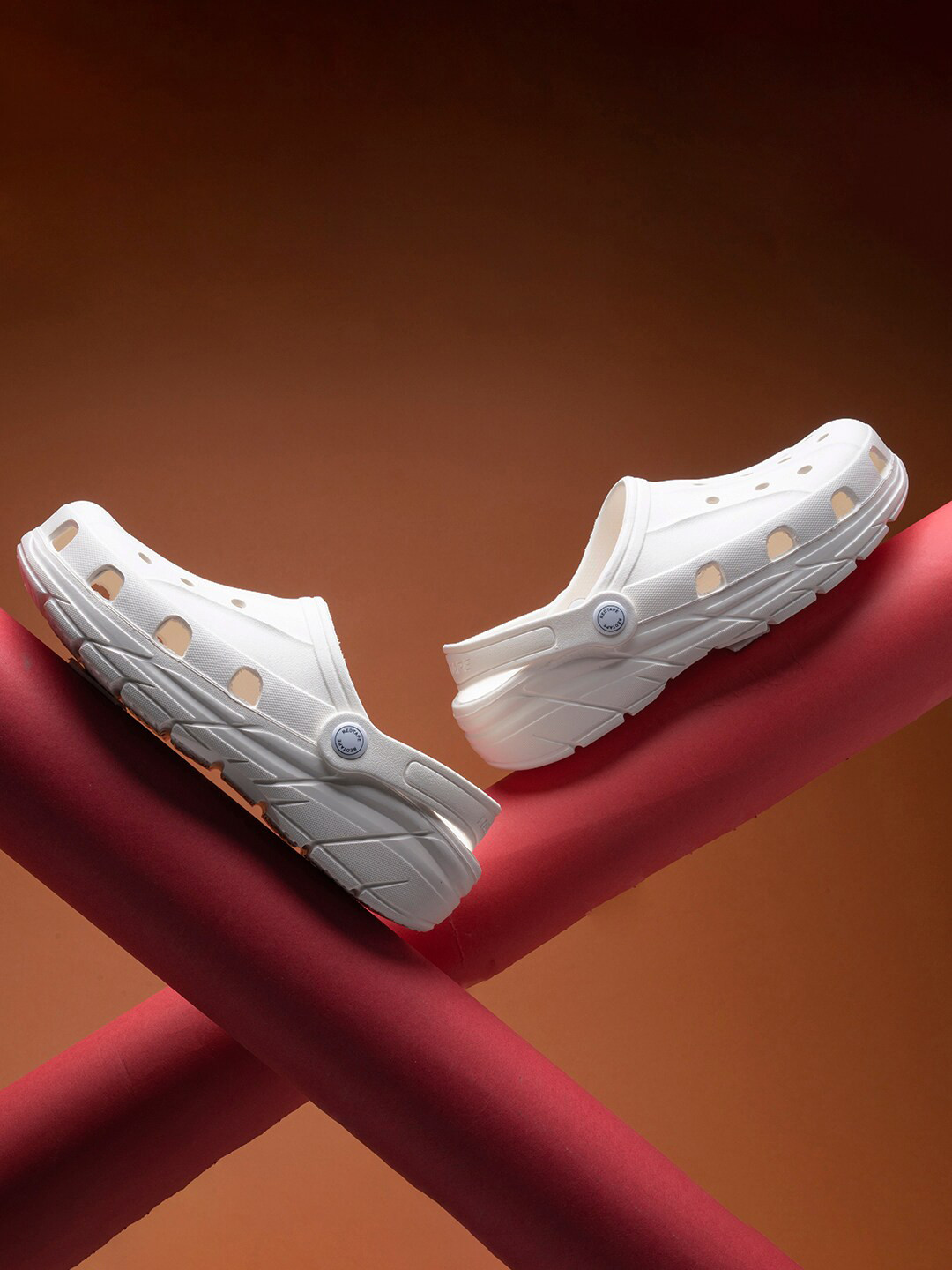 

Red Tape Men Solid Rubber Clogs, White