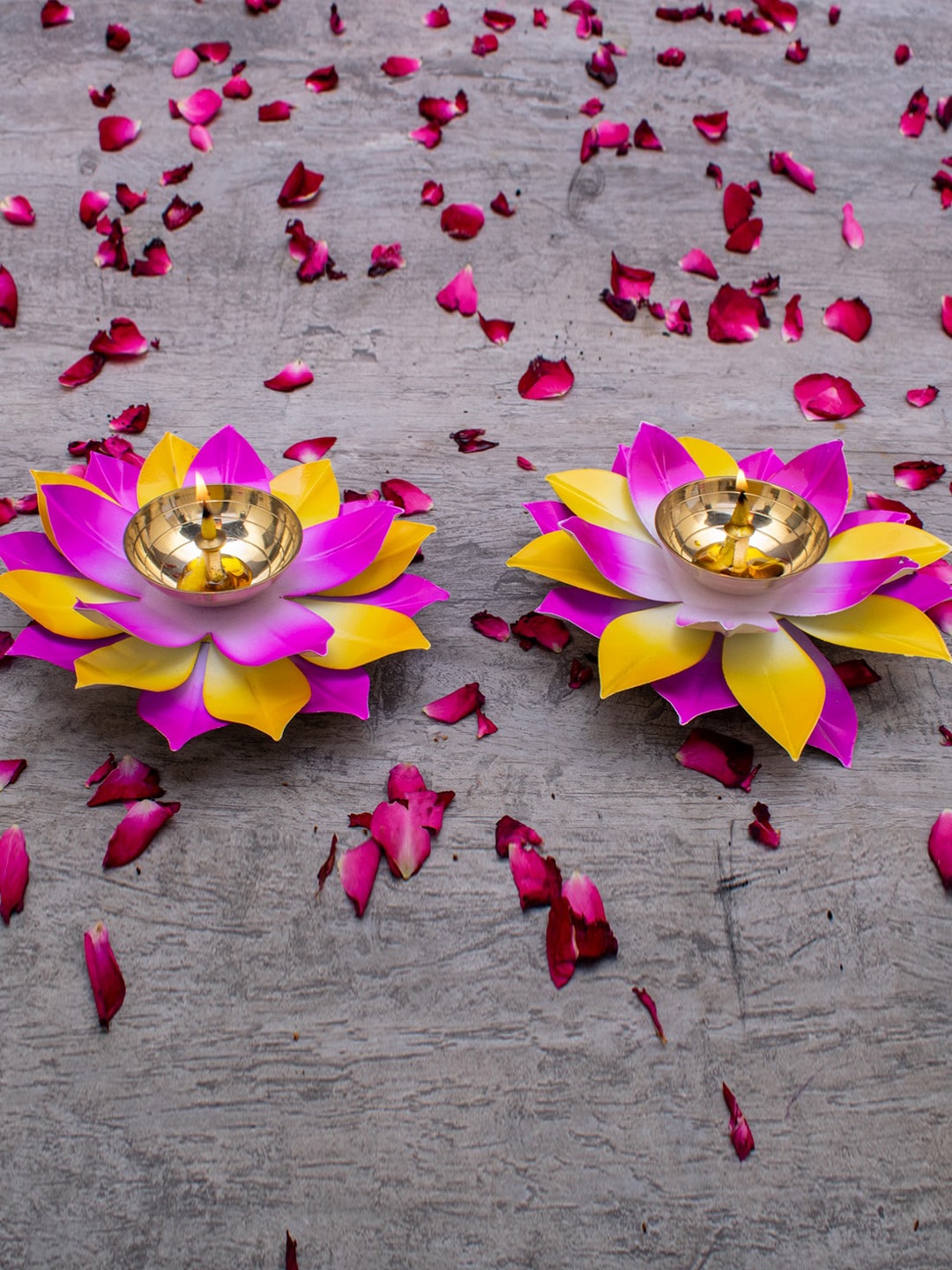 

StatueStudio Pink & Yellow 2 Pieces Colourblocked Lotus Diyas