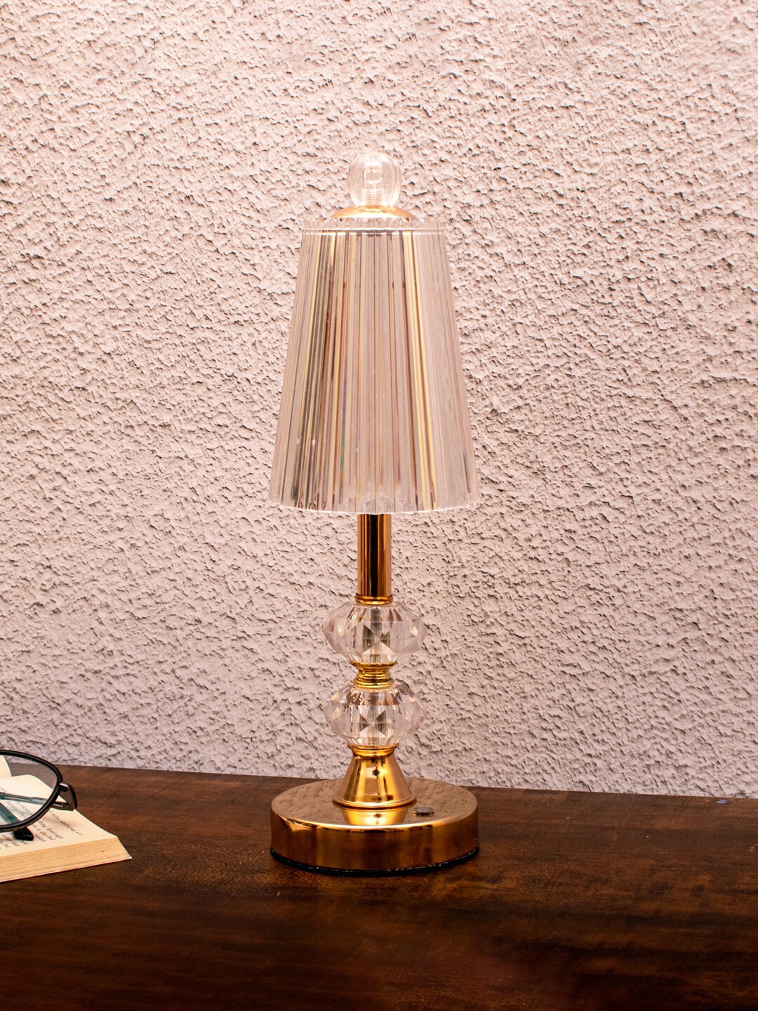 

StatueStudio Gold-Toned Rib Textured Crystal Table Lamp