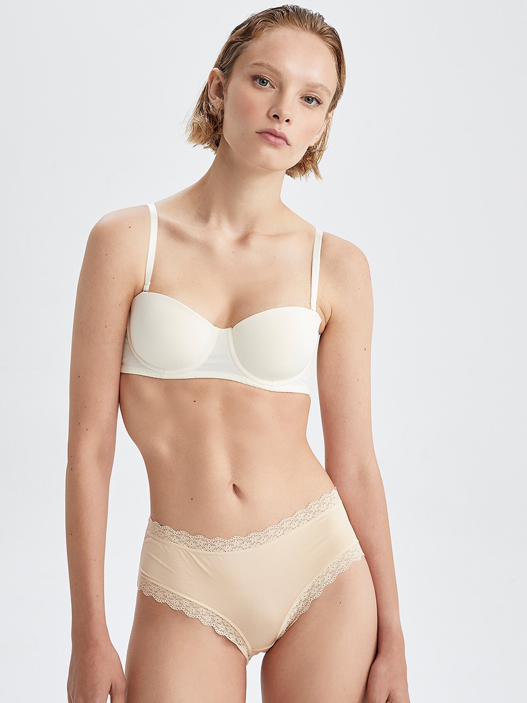 

DeFacto Women Low-Rise Lace Basic Briefs, Beige