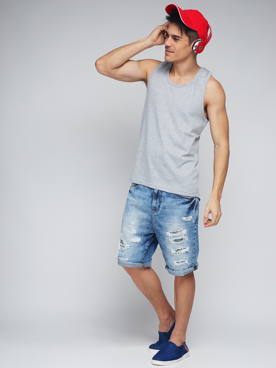 

Difference of Opinion Men Grey Solid Round Neck T-shirt