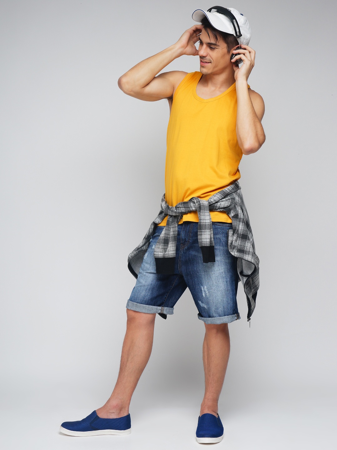 

Difference of Opinion Men Mustard Solid Round Neck T-shirt