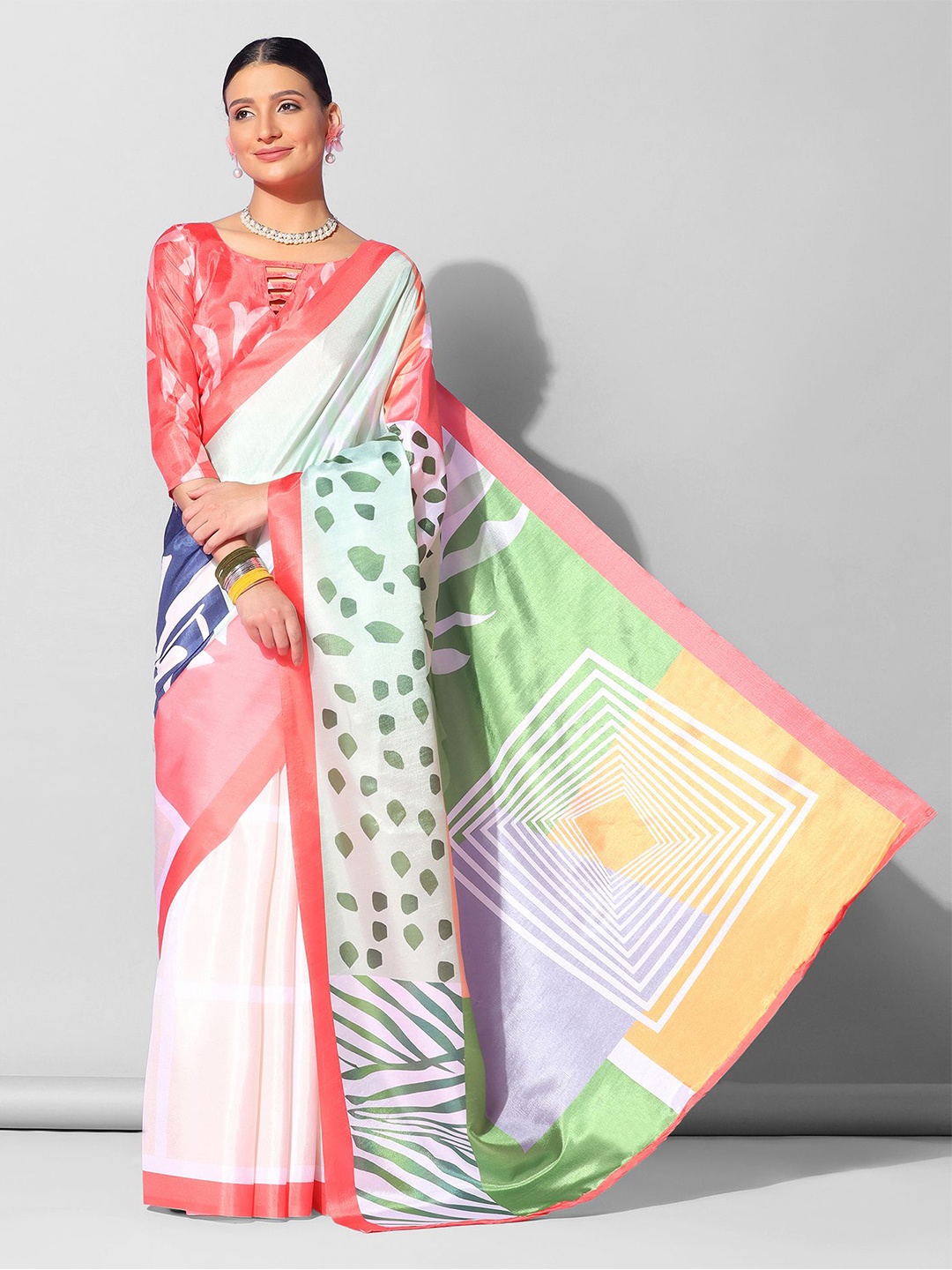 

Mitera Peach-Coloured & White Geometric Printed Saree