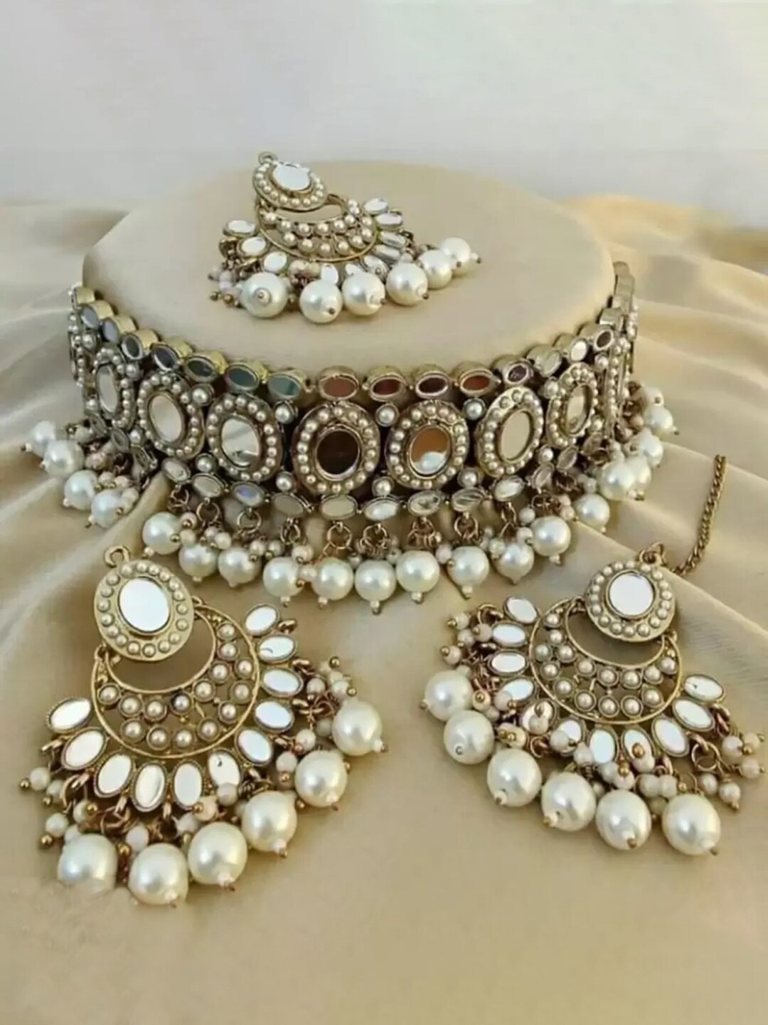 

Sukkhi Gold-Plated Choker Necklace Set With Maang Tikka