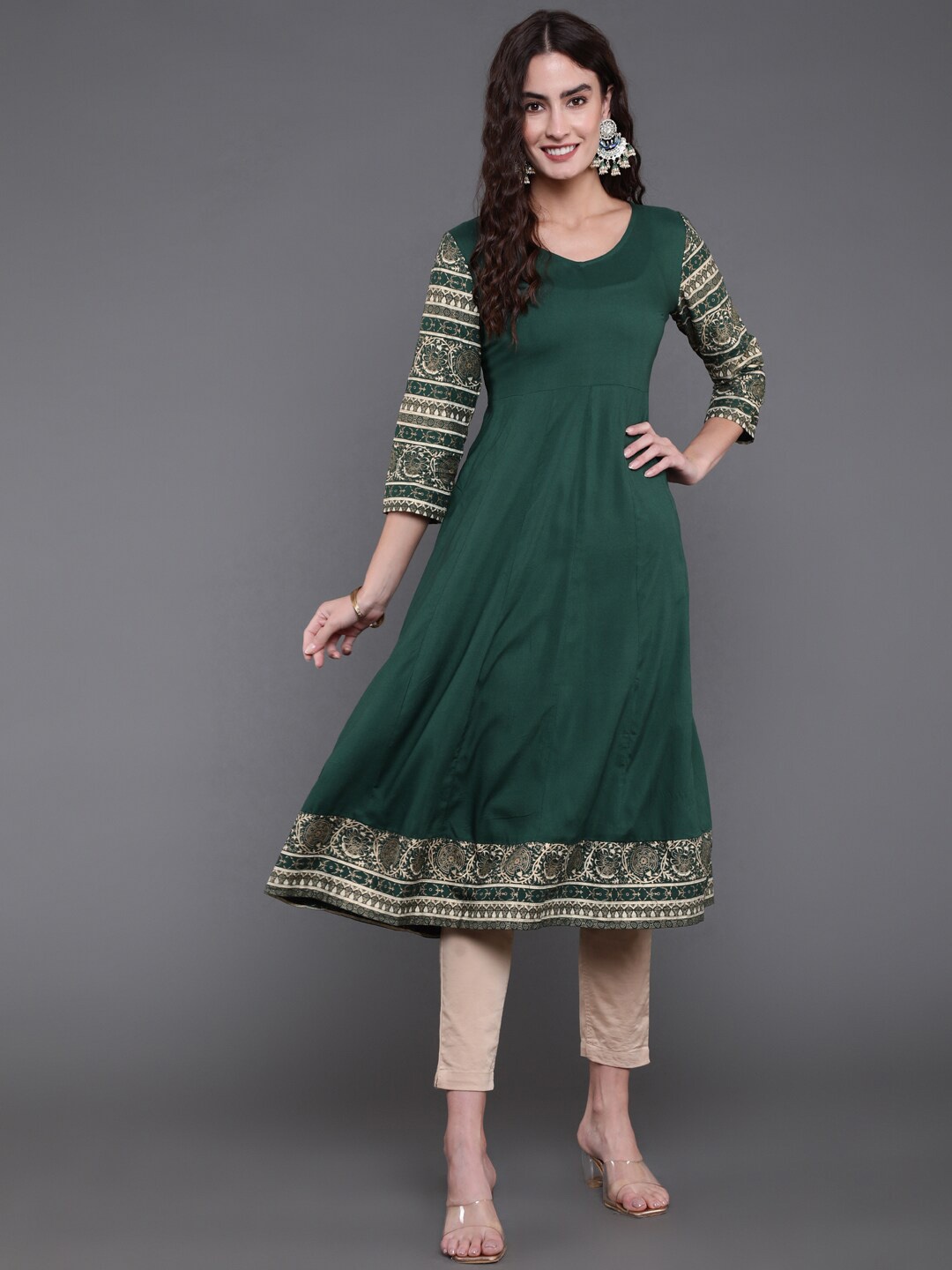 

antaran Geometric Printed V-Neck A-Line Kurta, Green