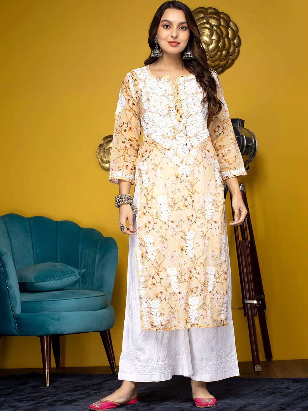 

PARAMOUNT CHIKAN Women Beige Floral Embroidered Chikankari Cotton kurta