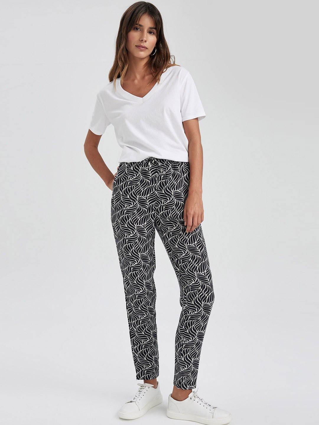 

DeFacto Women Abstract Printed Mid-Rise Cigarette Trousers, Black
