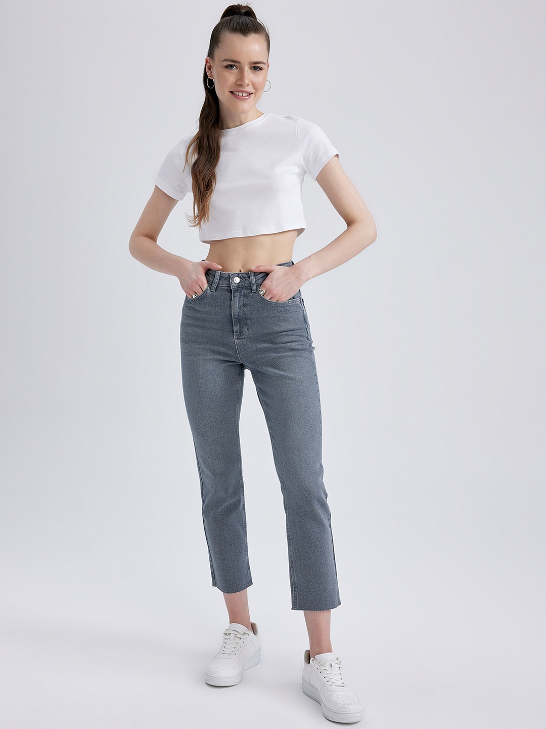 

DeFacto Women Mid-Rise Cropped Clean Look Regular Fit Jeans, Grey