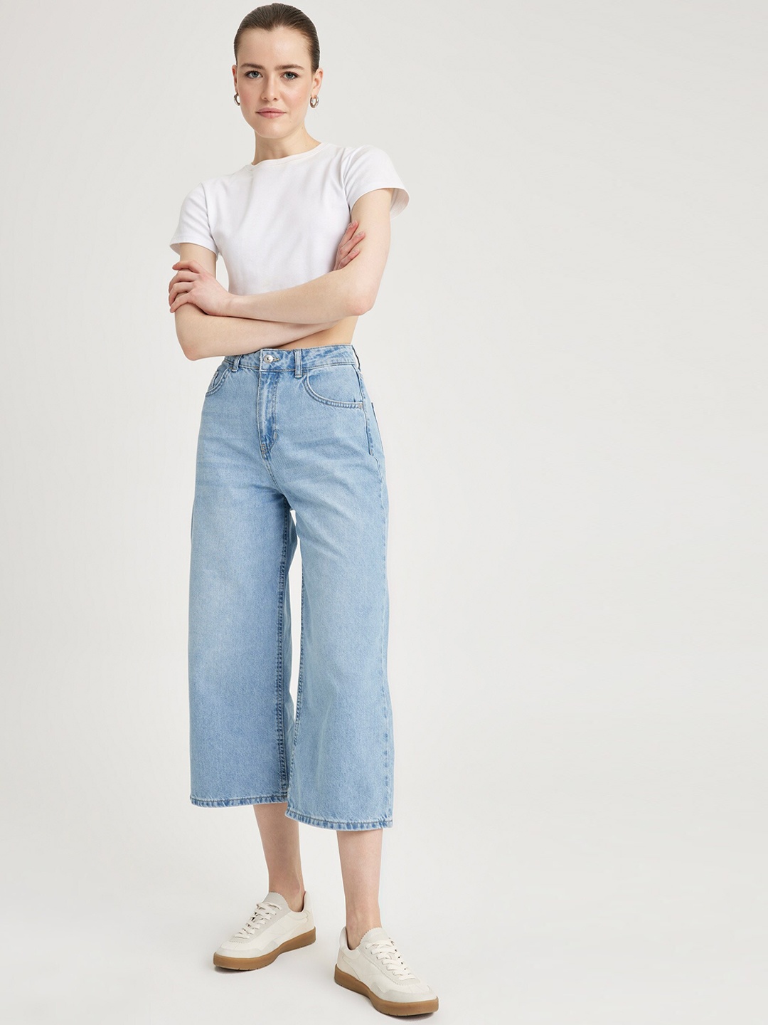 

DeFacto Women Mid Rise Flared Heavy Fade Cropped Pure Cotton Jeans, Blue