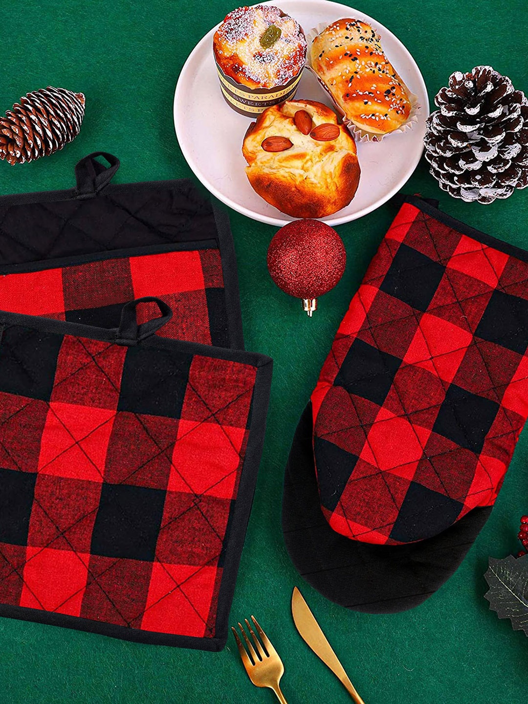 

Lushomes Red & Black 4 Pieces Checked Cotton Heat Resistant Kitchen Linen Set
