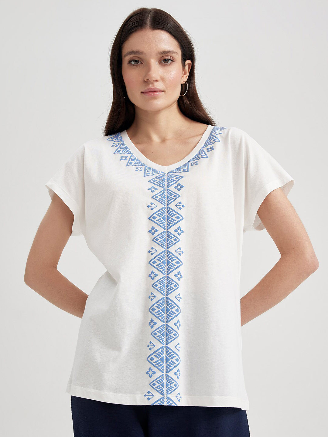 

DeFacto Geometric Printed V-Neck Relaxed Fit T-shirt, White