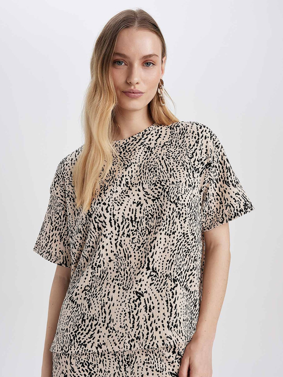 

DeFacto Abstract Printed Drop-Shoulder Sleeves T-shirt, Beige