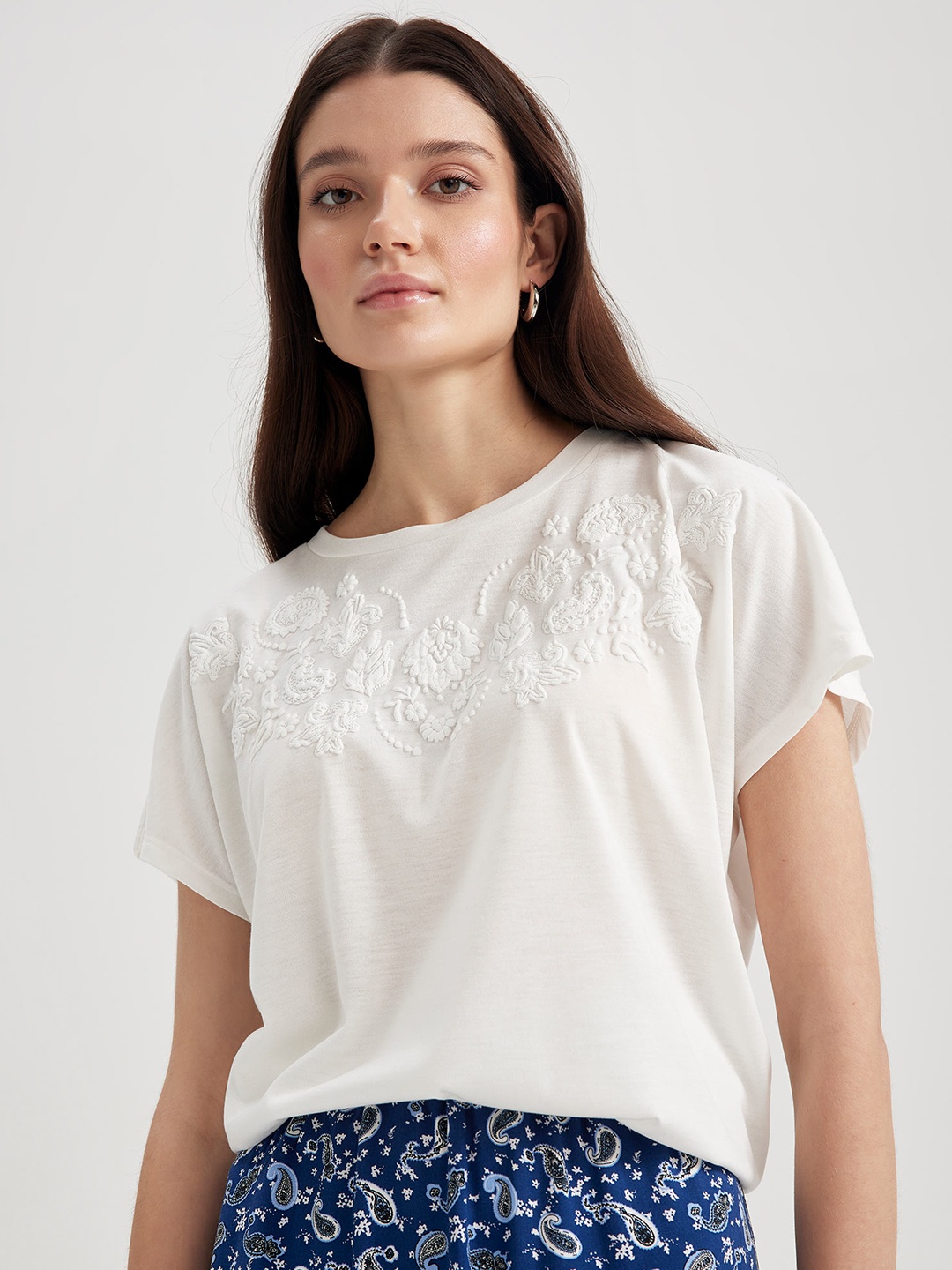 

DeFacto Embroidered Extended Sleeves T-shirt, Na
