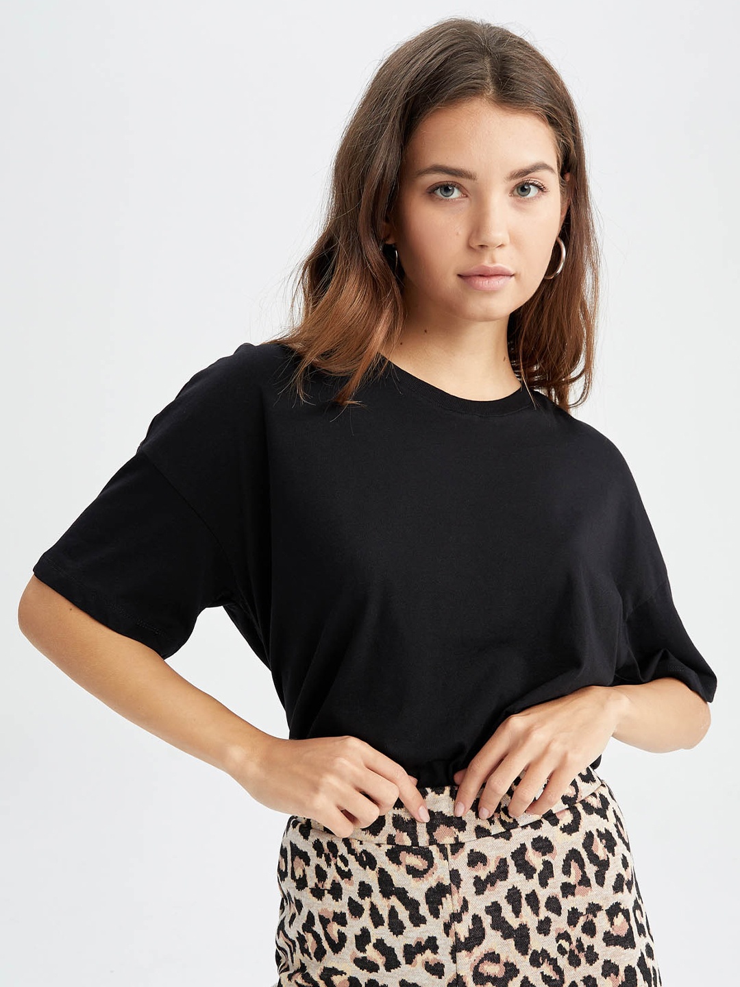 

DeFacto Women Round Neck Regular Fit T-shirt, Black