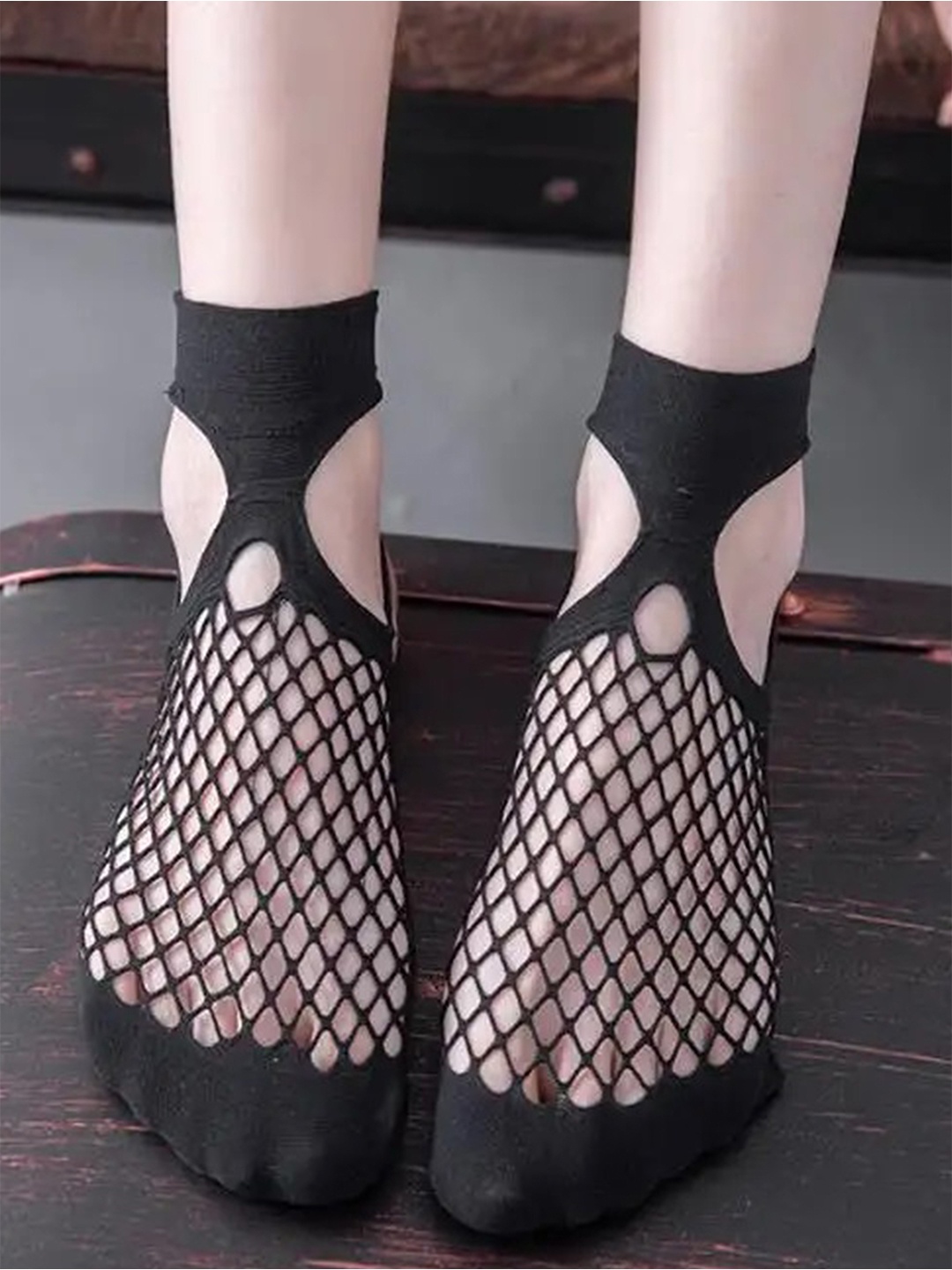 

COLOR STYLE Fish Net Patterned Ankle-Length Socks, Black