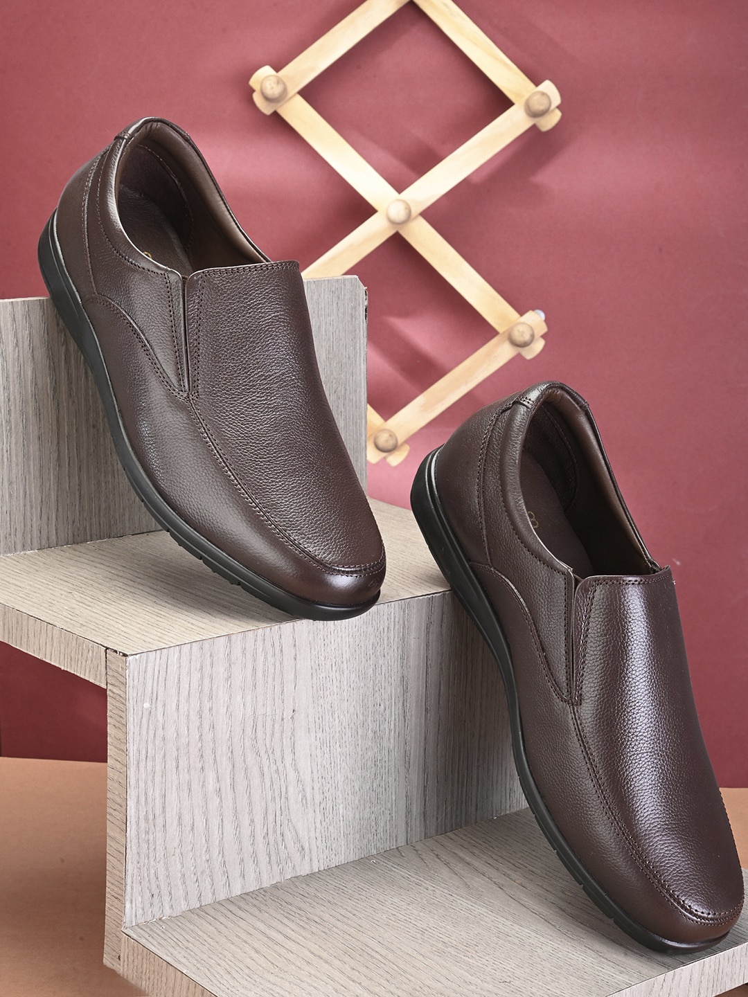 

pelle albero Men Textured Leather Formal Slip-On Shoes, Brown
