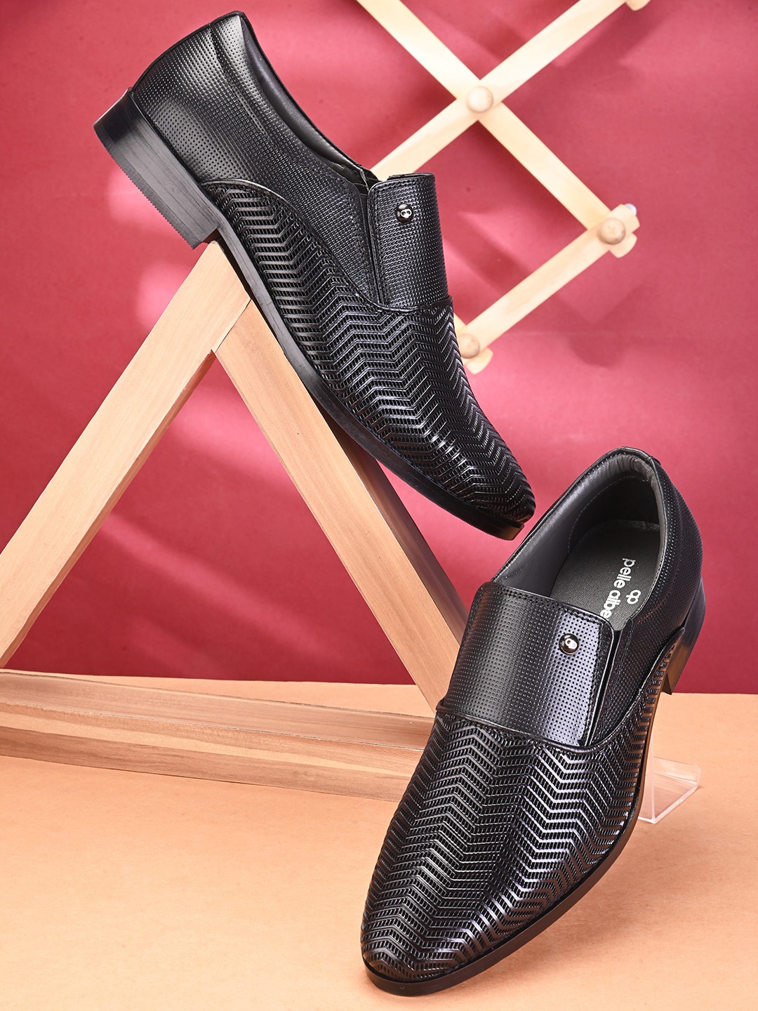 

pelle albero Men Textured Leather Formal Slip-On Shoes, Black