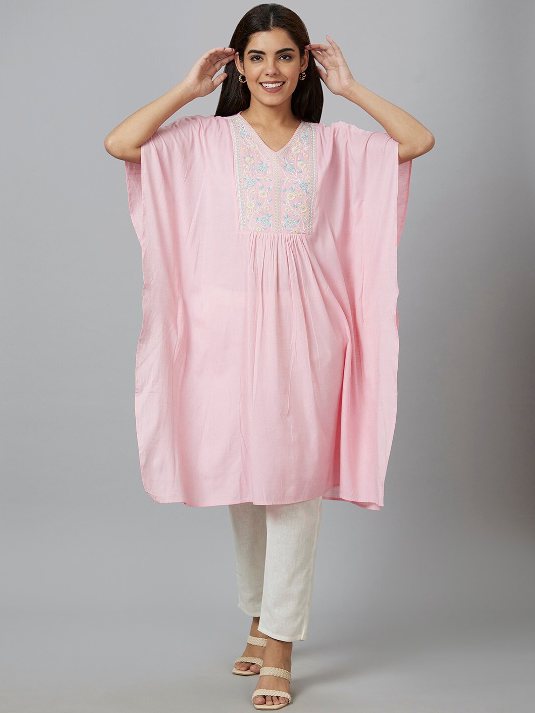 

Globus Floral Yoke Design V-Neck Thread Work Kaftan Kurta, Pink