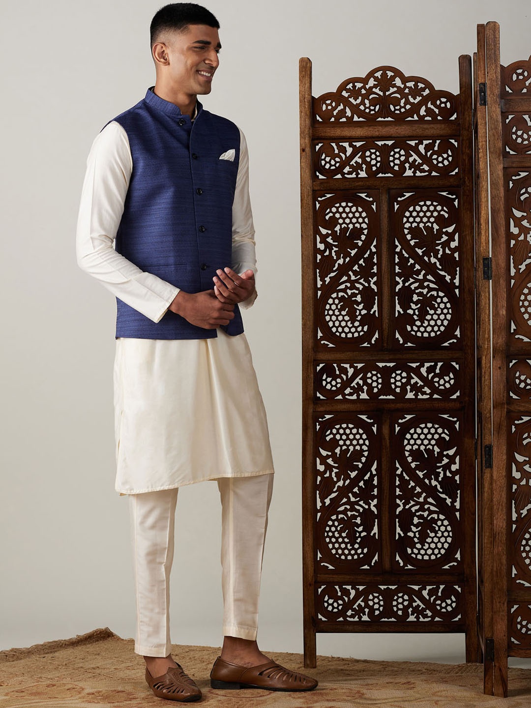 

VASTRAMAY Regular Straight Kurta With Pyjamas & Nehru Jacket, Cream