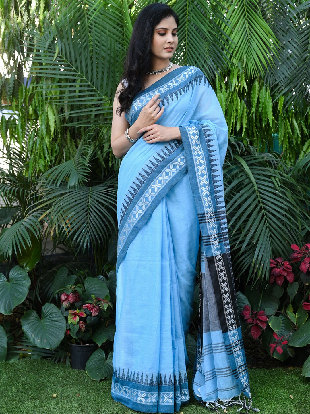 

BEATITUDE Woven Design Pure Cotton Handloom Saree, Blue