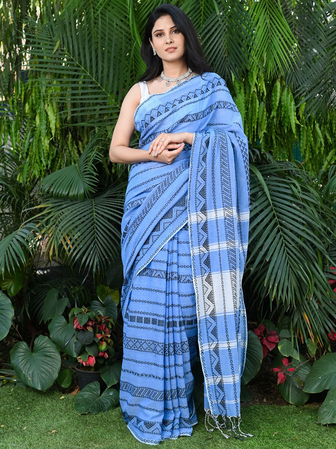 

BEATITUDE Woven Design Pure Cotton Saree, Blue