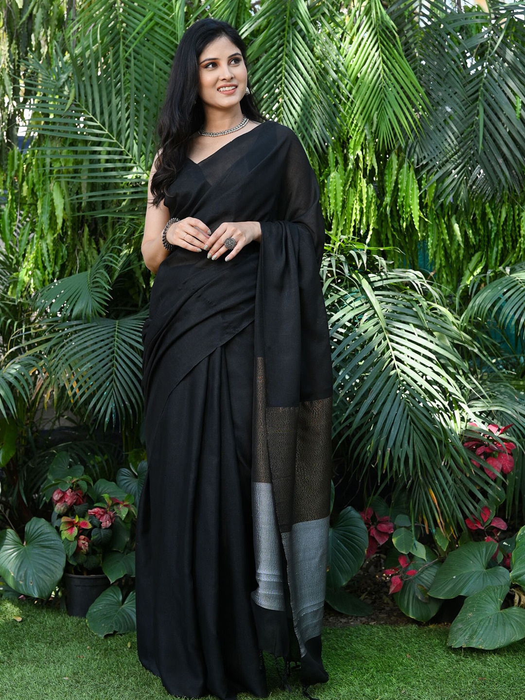 

BEATITUDE Zari Detailed Pure Cotton Handloom Saree, Black