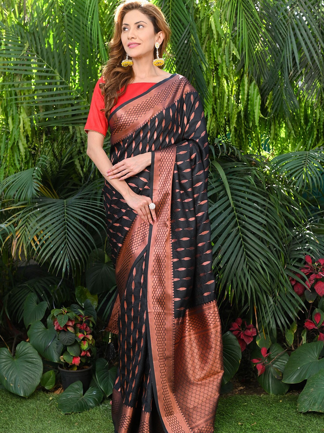 

BEATITUDE Ethnic Woven Design Zari Saree, Black