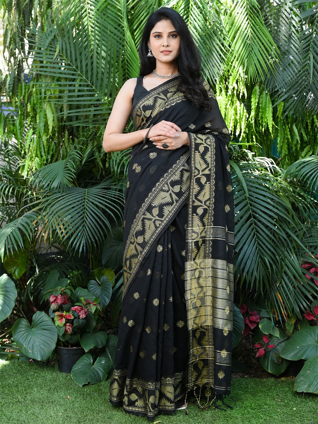 

BEATITUDE Floral Woven Design Zari Pure Cotton Handloom Saree, Black