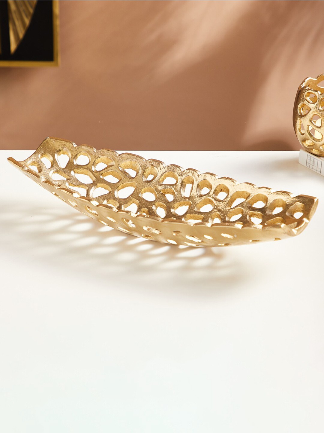 

Home Centre Metallic-Toned Aluminium Decorative Platter Showpiece, Gold