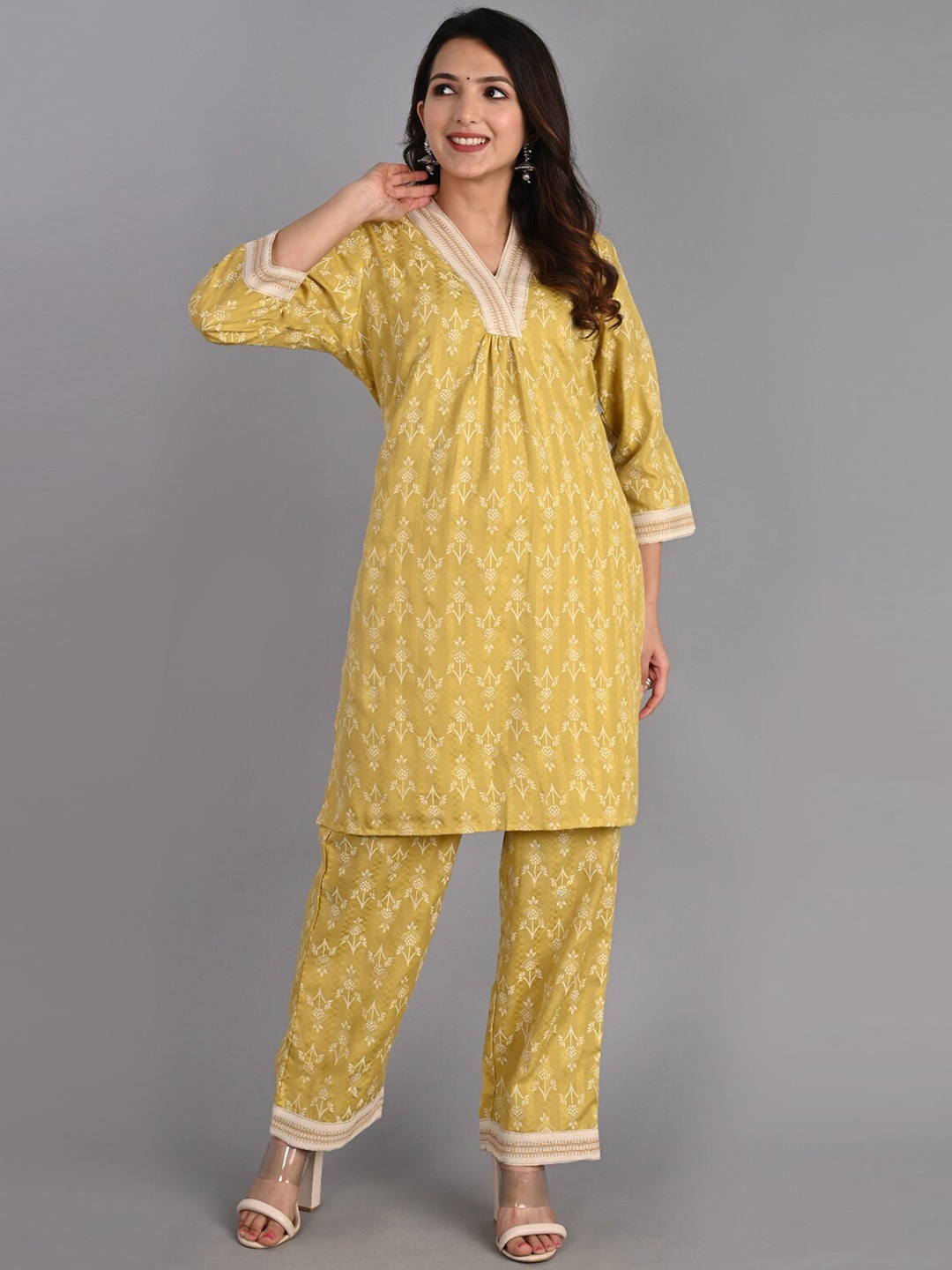 

Do Dhaage Floral Printed V Neck Pure Cotton Kurta With Palazzos, Yellow