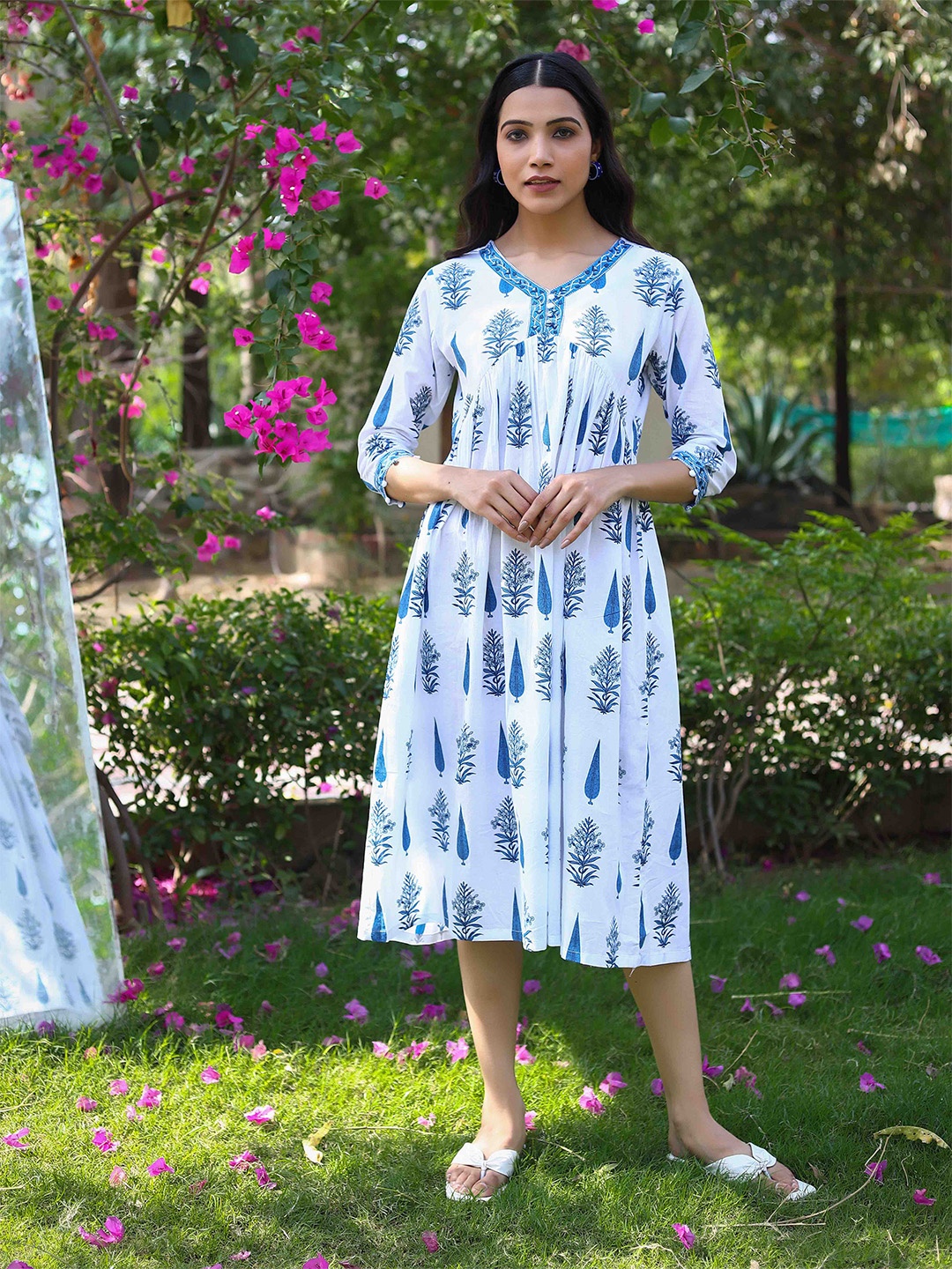 

Do Dhaage Floral Printed Gathered Cotton Empire Midi Ethnic Dress, White