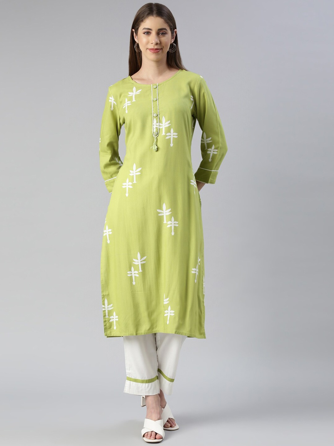 

Neerus Floral Printed Regular Kurta with Trousers, Green