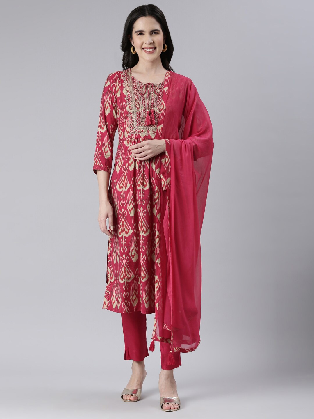 

Neerus Ethnic Motifs Printed Tie Up Neck Kurta With Trousers & Dupatta, Red