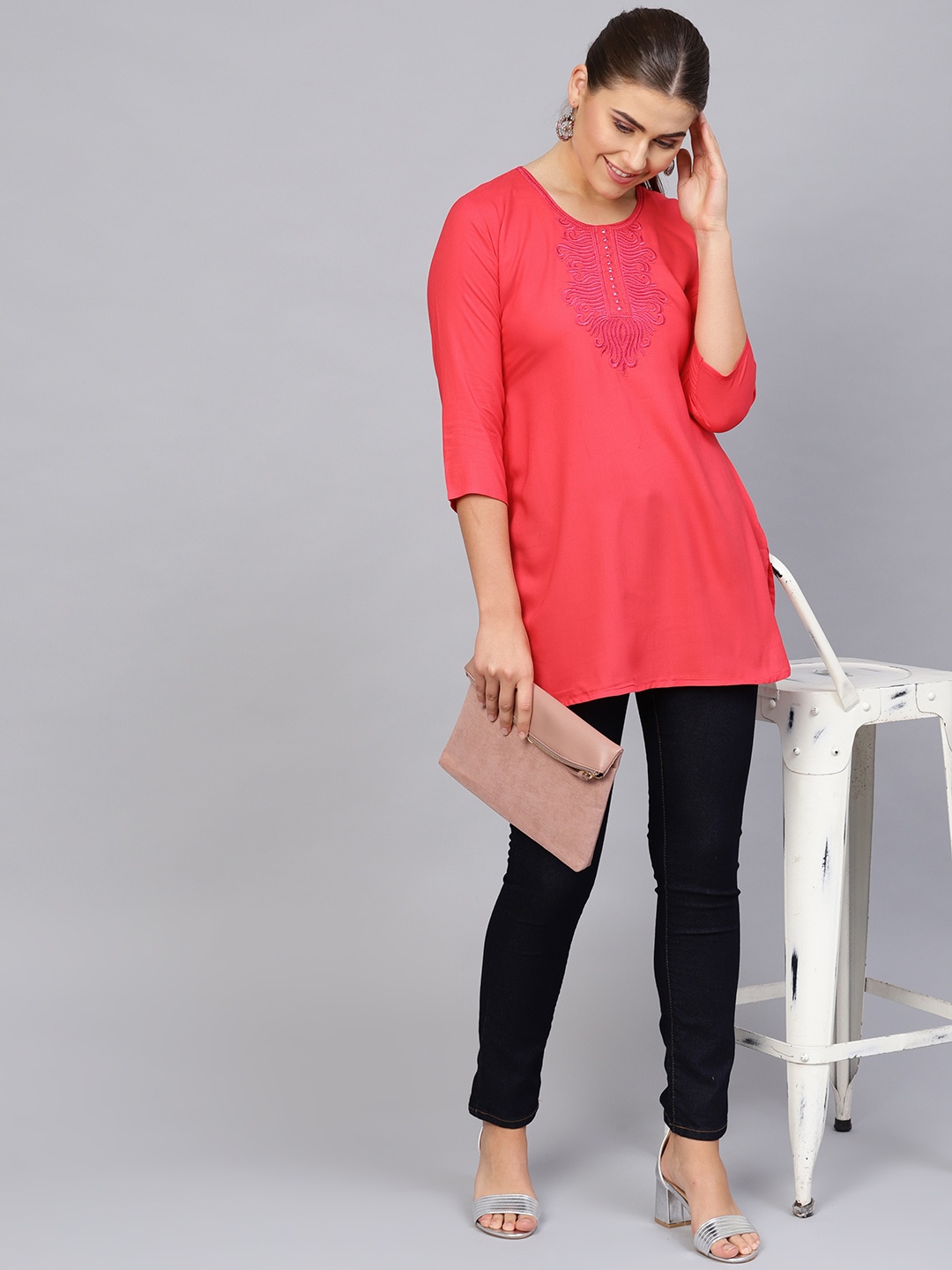 

Saadgi Women Pink Embroidered Straight Kurti