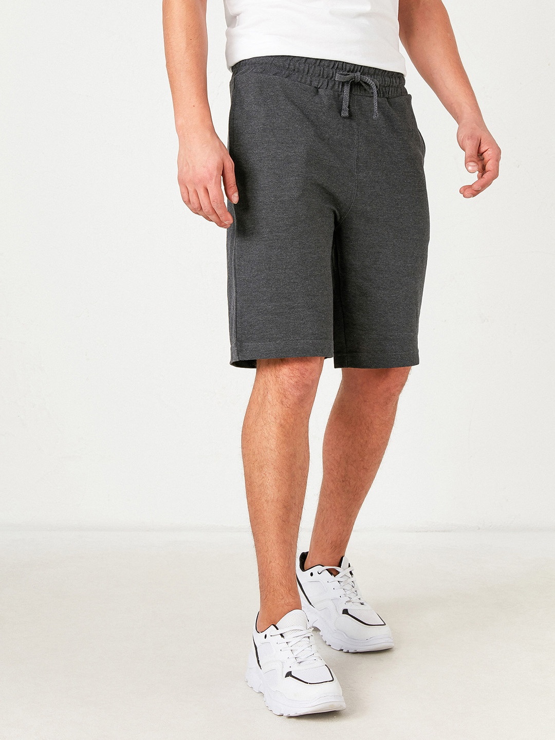 

LC Waikiki Men Mid-Rise Regular Shorts, Charcoal