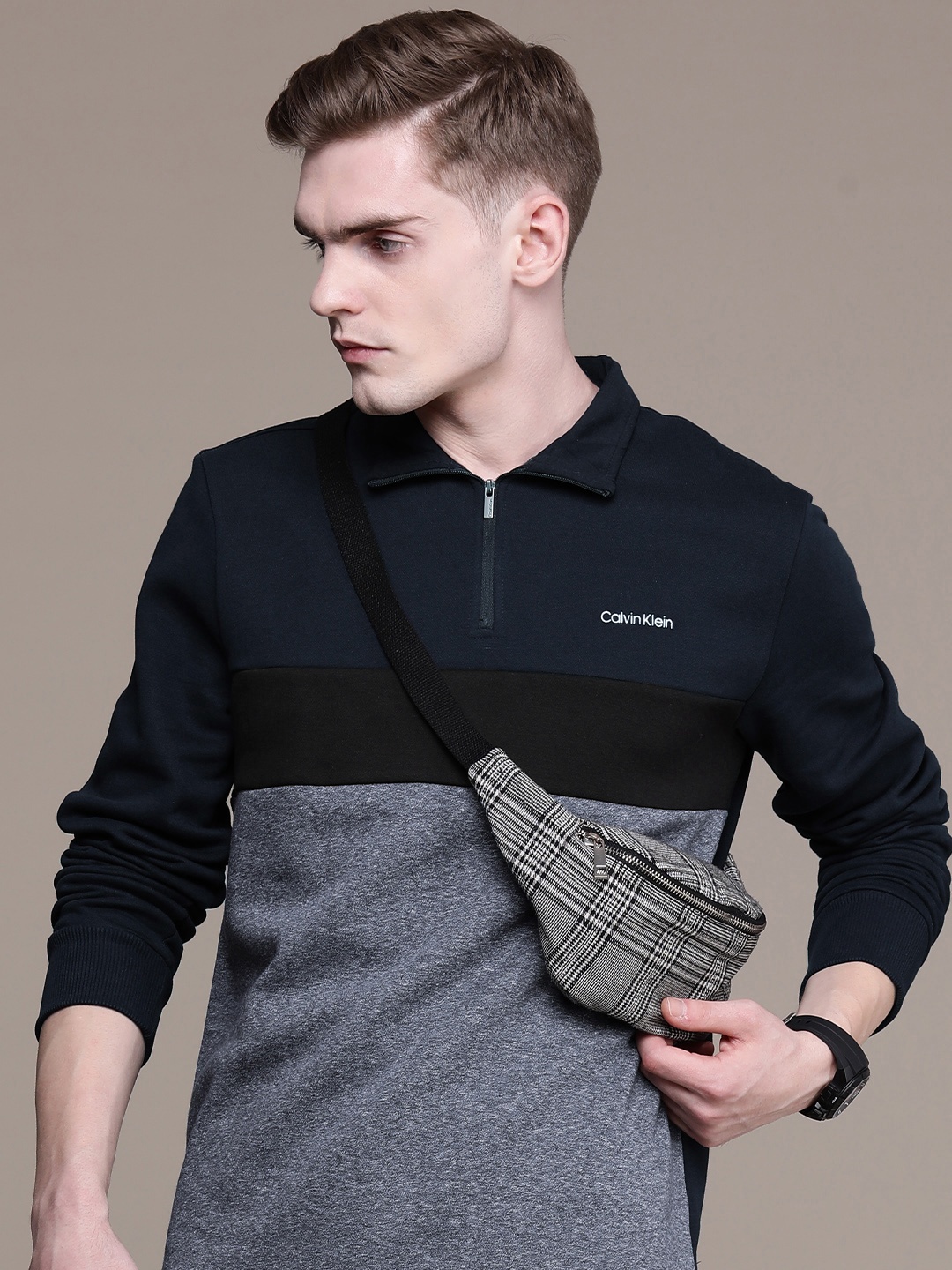 

Calvin Klein Jeans Men Colourblocked Sweatshirt, Navy blue