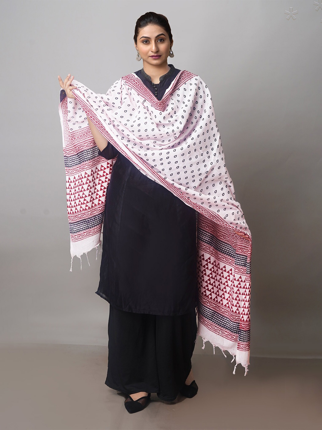 

Unnati Silks Ethnic Motifs Block Printed Pure Cotton Dupatta, White