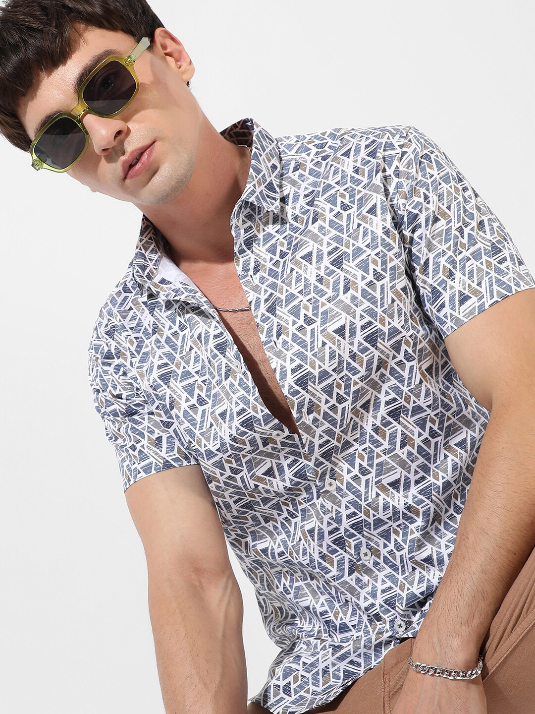 

Campus Sutra Grey & White Geometric Printed Classic Fit Cotton Casual Shirt