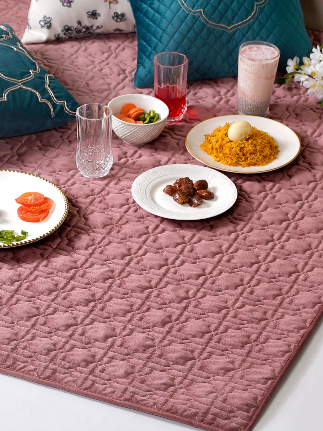 

Nestasia Pink Quilted 6-Seater Velvet Table Cloth