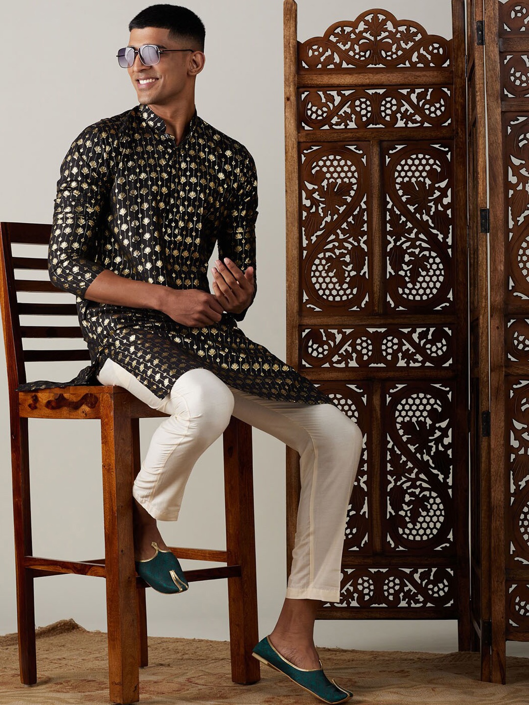 

VASTRAMAY Ethnic Motifs Printed Straight Kurta with Pyjamas, Black