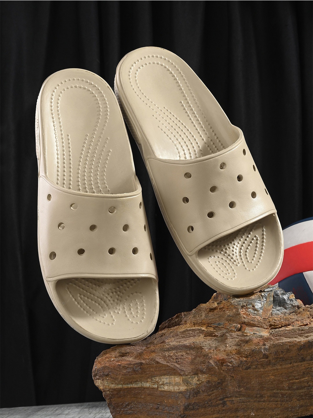 

HRX by Hrithik Roshan Men Beige Solid Rubber Sliders