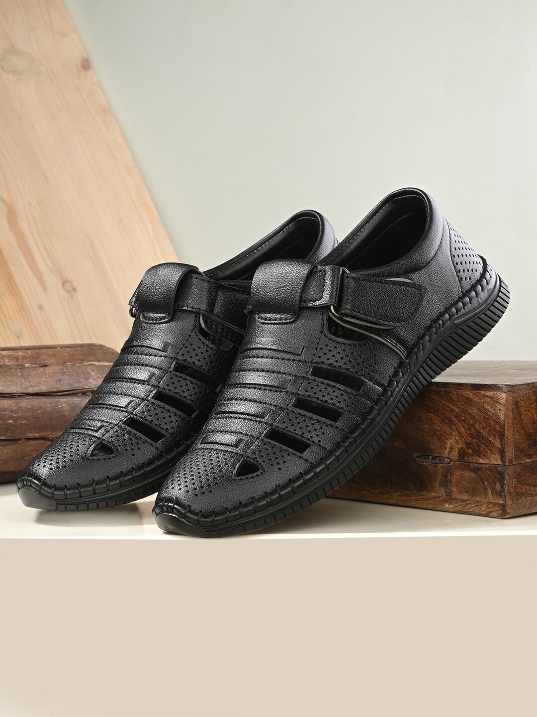 

Roadster Men Black Textured Velcro Closure Shoe Style Sandals