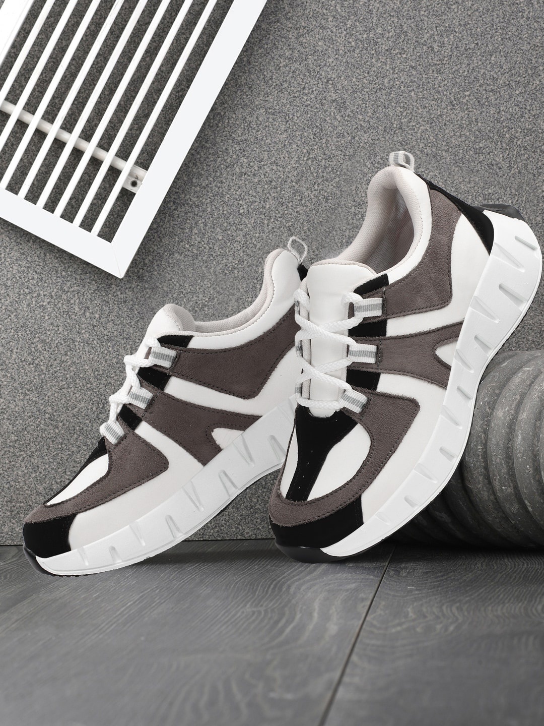 

TWIN TOES Women Colourblocked Lightweight Sneakers, White