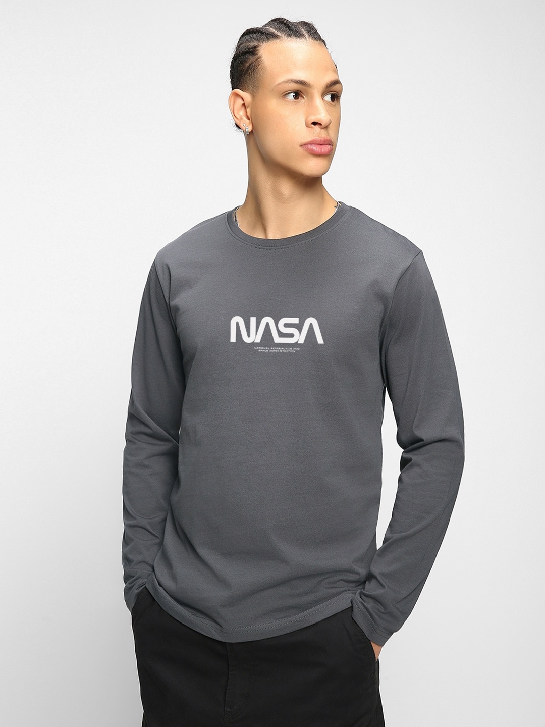 

Bewakoof Men Grey Typography Printed Applique T-shirt