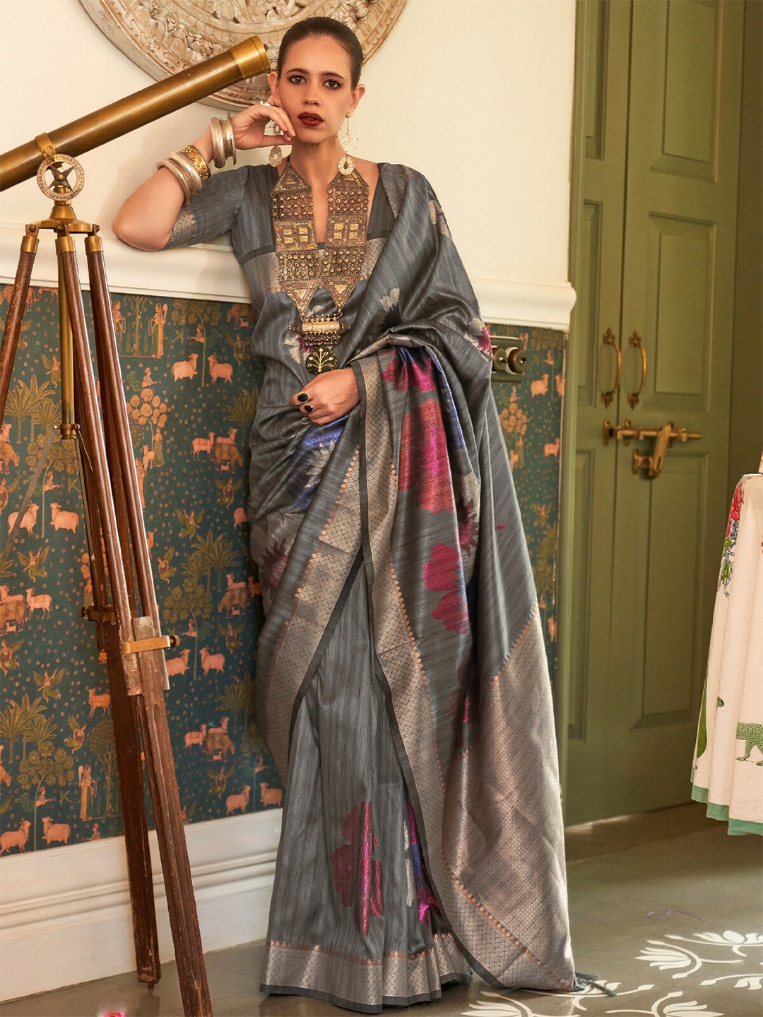 

ODETTE Floral Woven Design Zari Saree, Grey