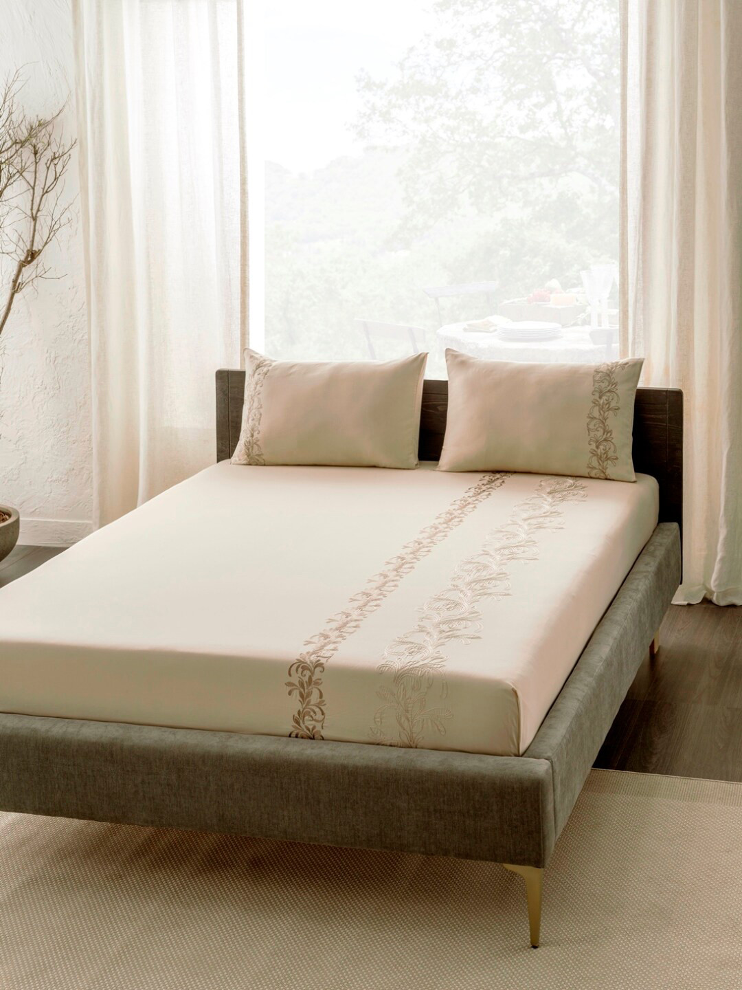 

DDecor Live Beautiful Beige Floral 180 TC Cotton King Bedsheet With 2 Pillow Covers