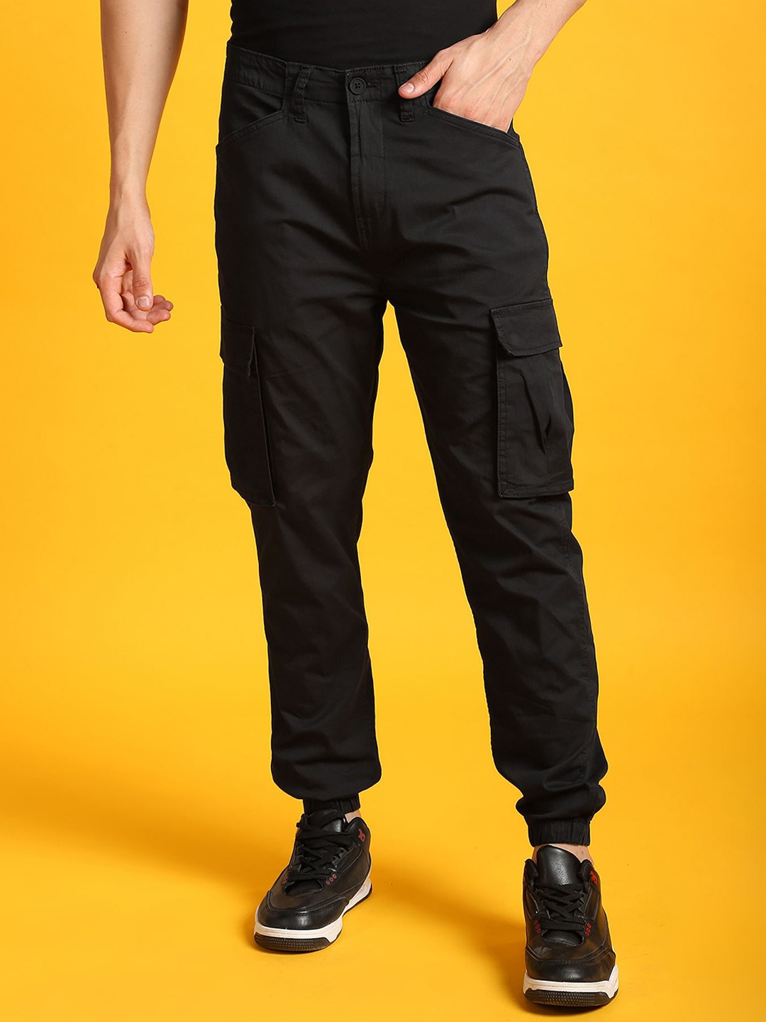 

Flying Machine Men Mid-Rise Jogger Fit Cargo Trousers, Black