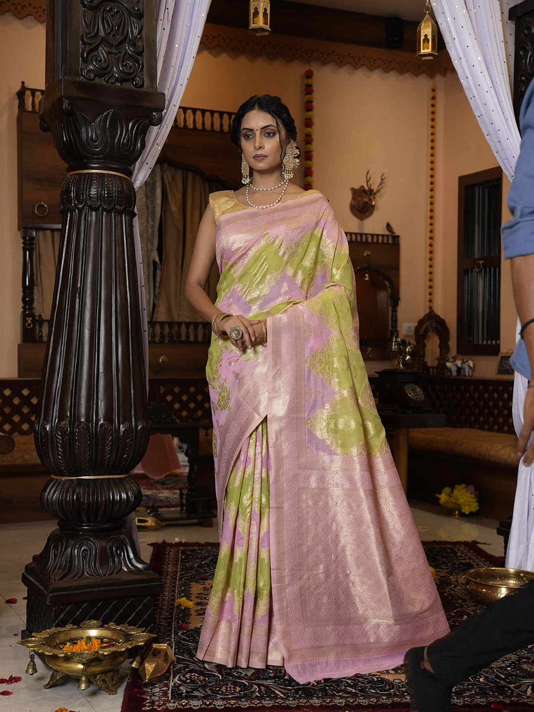 

elora Pink & Green Woven Design Zari Pure Cotton Bhagalpuri Saree